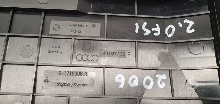 Volkswagen PASSAT B6 (2005 - 2010) 3C0937125 Блок предохранителей — фото 8