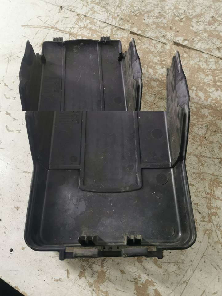 Volkswagen Golf V (2003 - 2009)  1K0951443C Крышка ящика аккумулятора