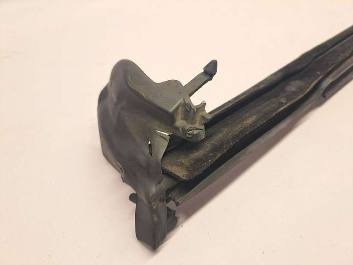 Audi A4 (2004 - 2009)  8H0839480C Уплотнительная резина стекла задней двери