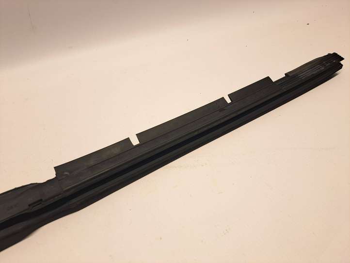 Audi A4 (2004 - 2009)  8H0839480C Уплотнительная резина стекла задней двери