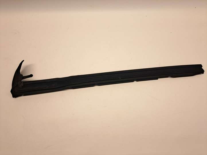 Audi A4 (2004 - 2009)  8H0839480C Уплотнительная резина стекла задней двери