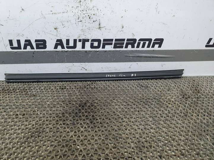Ford Focus (2011 - 2015)   Уплотнительная резина стекла задней двери