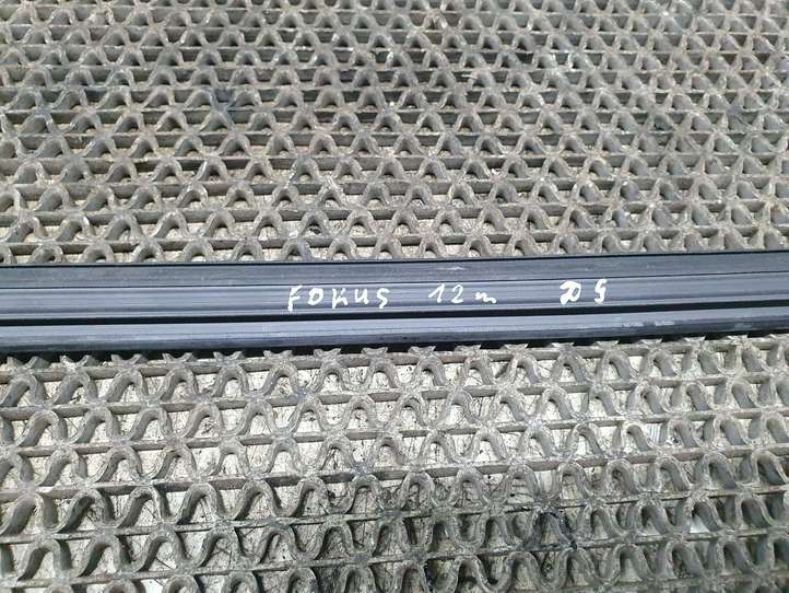 Ford Focus (2011 - 2015)   Уплотнительная резина стекла задней двери