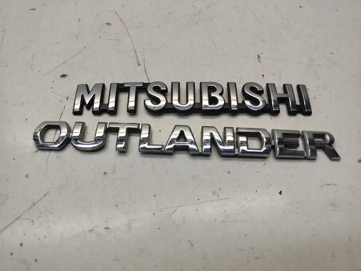 Mitsubishi Outlander (2012 - 2014) Эмблема производителя — фото 1