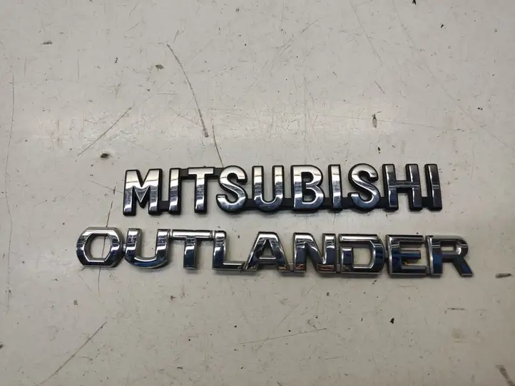 Mitsubishi Outlander (2012 - 2014) Эмблема производителя — фото 2
