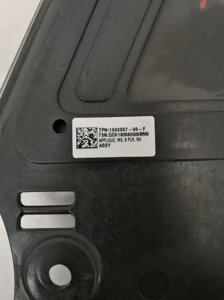 Tesla Model S (2016 - 2021) 109230700F Наружная накладка стойки B — фото 2