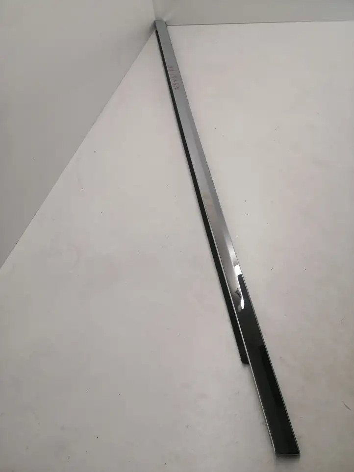 Tesla Model X (2015 - 2021) 103217300D Накладка стекла передней двери — фото 1