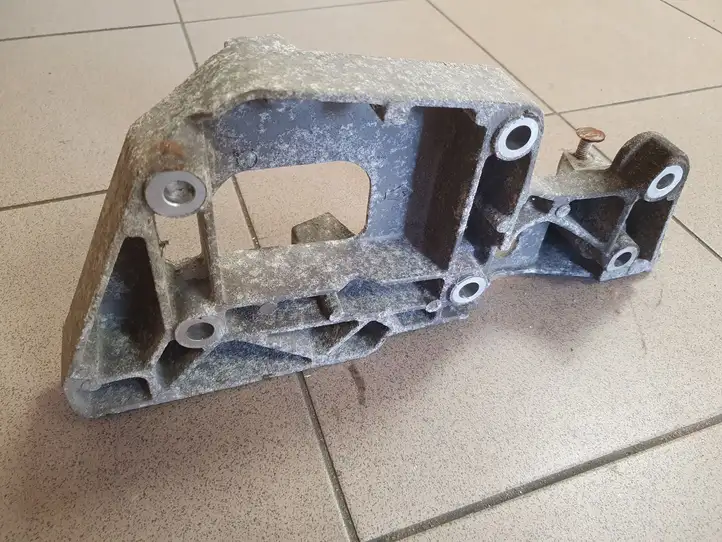 Volkswagen Touran I (2003 - 2010) 06F903143F Кронштейн генератора — фото 2