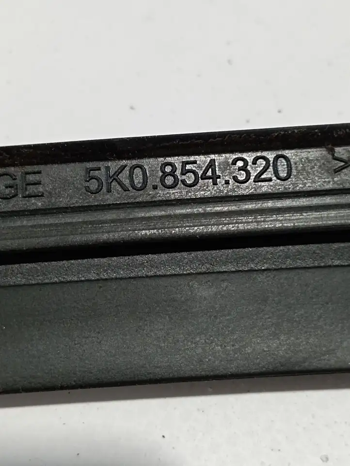 Volkswagen Golf VI (2009 - 2013) 5K0854320 Накладка стоек лобового стекла — фото 4