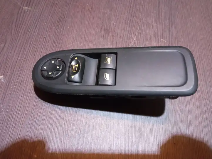 Peugeot 308 (2007 - 2013) 96565186XT Кнопка стеклоподъемников — фото 1