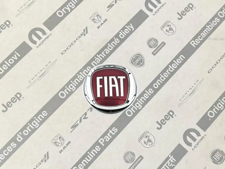 Fiat Freemont (2011 - 2016) K68100272AB Эмблема производителя — фото 1