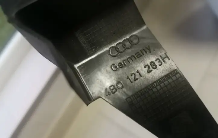 Audi A6 S6 C5 4B (1997 - 2001) 4B0121283H Детали воздухозаборника — фото 2