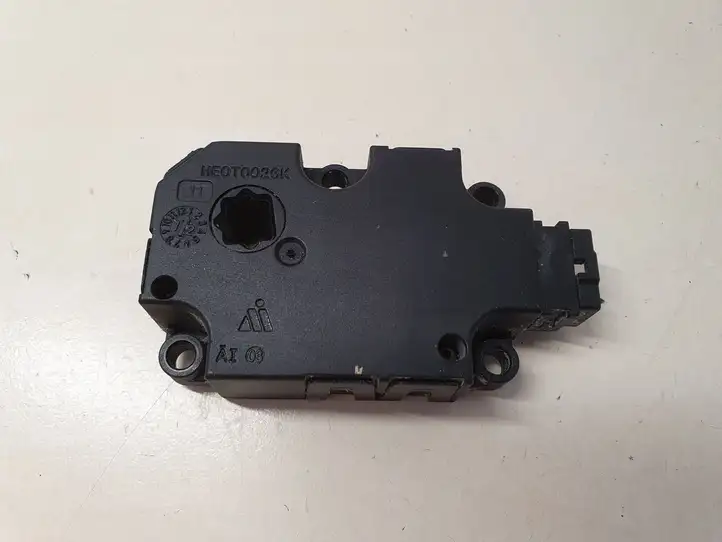 Audi A6 C7 (2011 - 2014) ZBAT0045D08AT Двигатель задвижки потока воздуха — фото 1