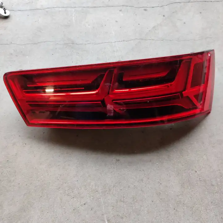 Audi Q7 4M (2015 - ) 4M0945094D Задний фонарь в крышке багажника — фото 1
