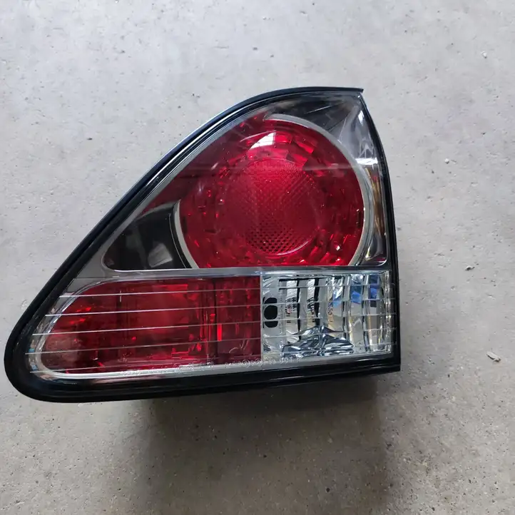 Lexus RX 300 (1997 - 2003) 8158148040 Задний фонарь в крышке багажника — фото 1