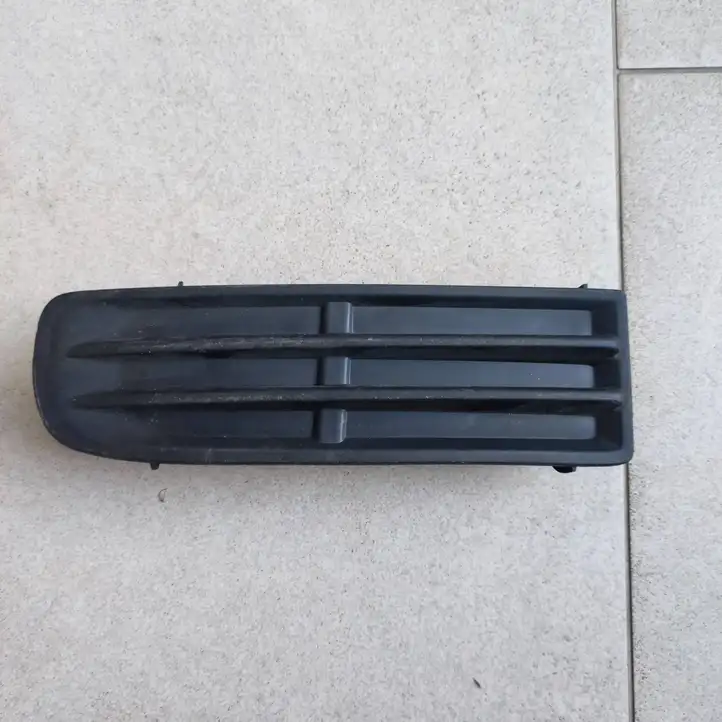 Toyota Avensis T220 (2000 - 2003) 5311205040 Нижняя решетка переднего бампера — фото 1