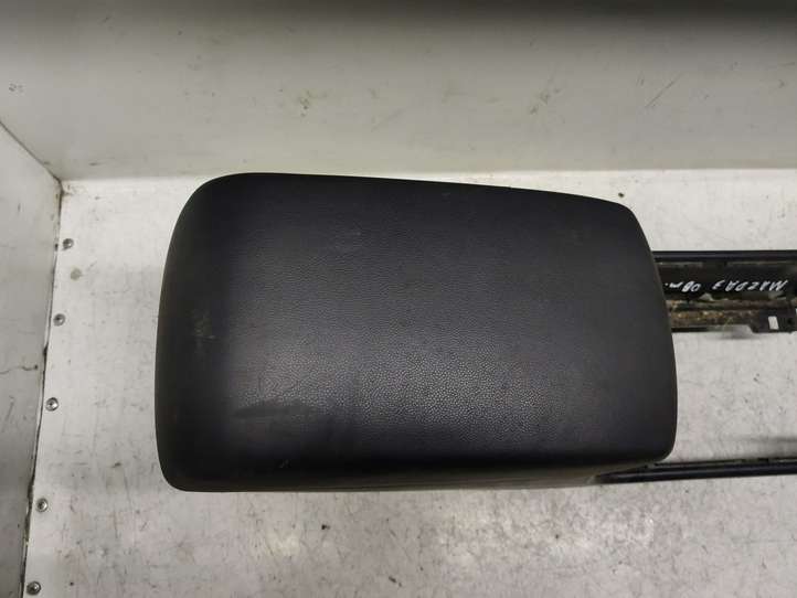Mazda 3 (2003 - 2006)   Подлокотник