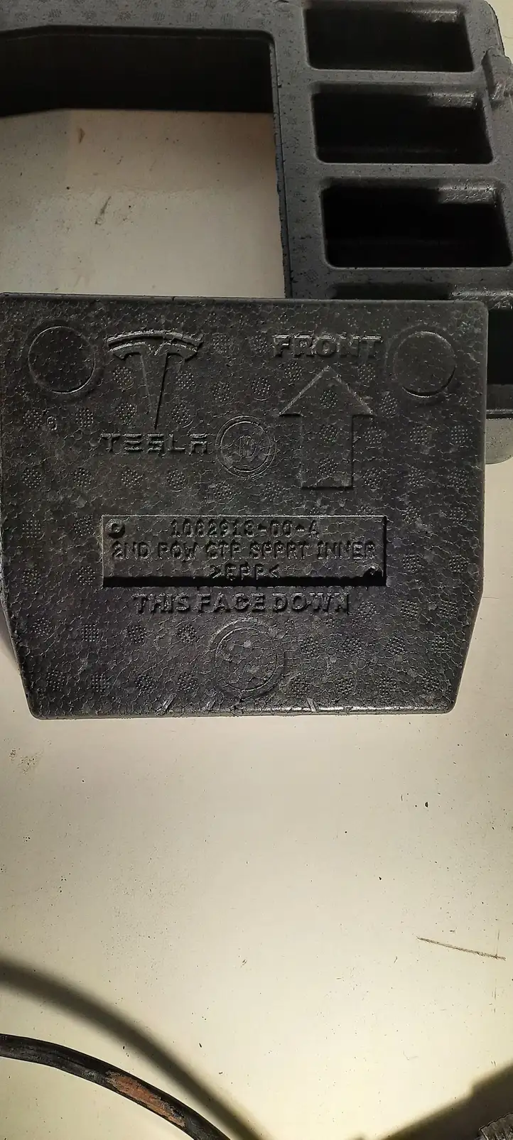 Tesla Model X (2015 - 2021) Прочие детали салона — фото 2