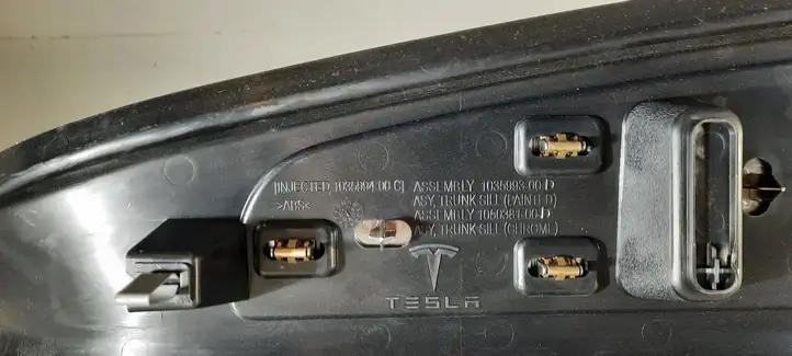 Tesla Model X (2015 - 2021) 103599300D Отделка порога багажника — фото 1