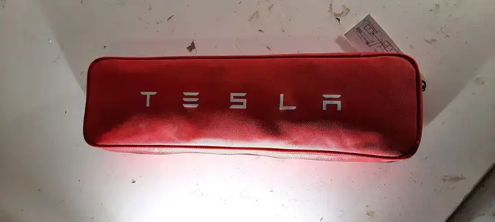 Tesla Model X (2015 - 2021) Автомобильная аптечка — фото 1