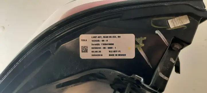 Tesla Model X (2015 - 2021) T1810410008 Задний фонарь в кузове — фото 1