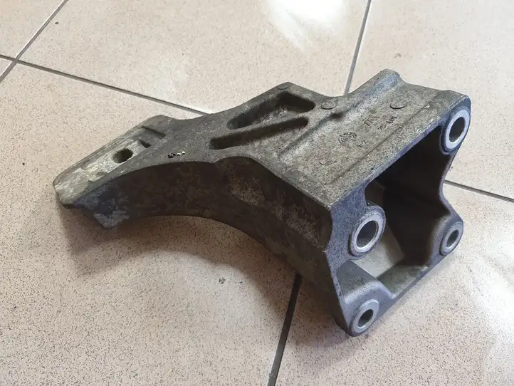 Land Rover Range Rover Sport L320 (2005 - 2009) 4H226037AA Кронштейн двигателя — фото 4