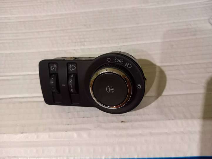Opel Astra (2009 - 2012)  13268697 Включатель фонарей