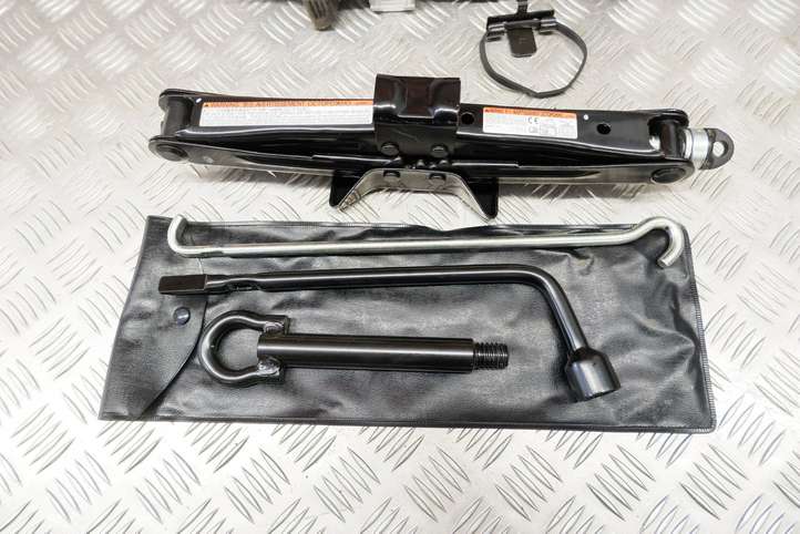 Toyota Yaris XP210 (2020 - )  09111F4010 Домкрат (данкрат)