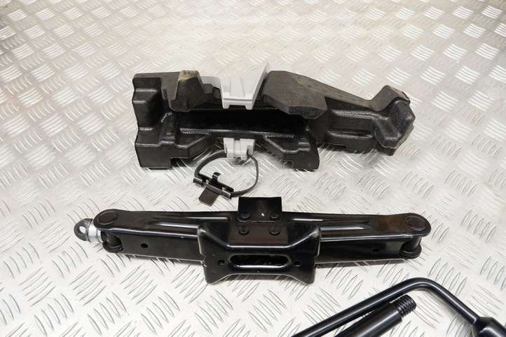 Toyota Yaris XP210 (2020 - )  09111F4010 Домкрат (данкрат)