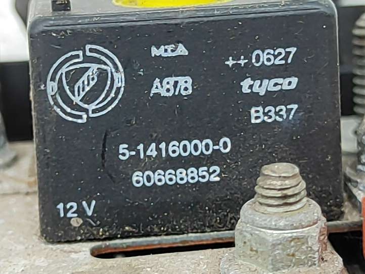 Alfa Romeo 159 (2005 - 2011)  60668852 Узел подключения плюсовых проводов