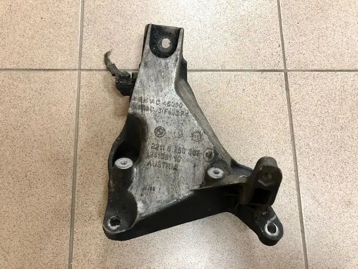 BMW 3 E90 E91 (2005 - 2012) 6760309 Кронштейн двигателя — фото 1