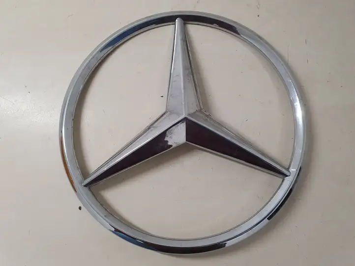 Mercedes-Benz GLE W166/C292 (2015 - 2019) A1669001420 Эмблема автомобиля — фото 1