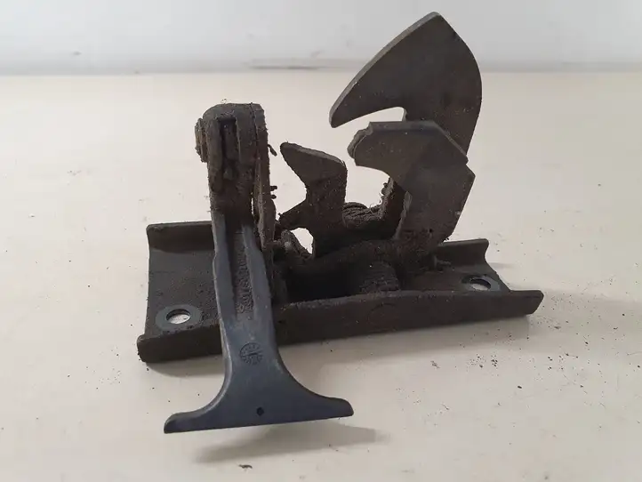 Mercedes-Benz E W211 (2002 - 2009) Кронштейн замка капота — фото 1