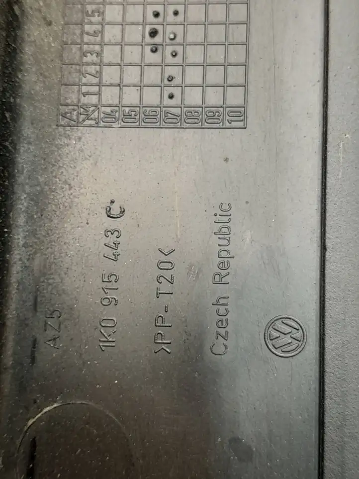 Volkswagen Golf Plus (2004 - 2008) 1K0915443C Крышка ящика аккумулятора — фото 2