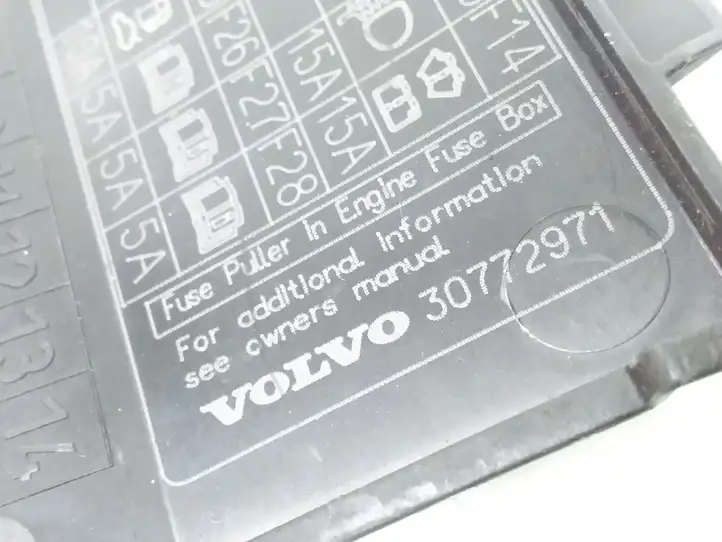Volvo XC70 (2007 - 2013) 30772971 Крышка ящика предохранителей — фото 3