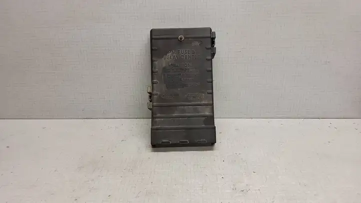 Chrysler Town and Country (2000 - 2007)  04748477AA Крышка ящика предохранителей