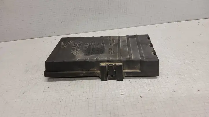 Chrysler Town and Country (2000 - 2007)  04748477AA Крышка ящика предохранителей