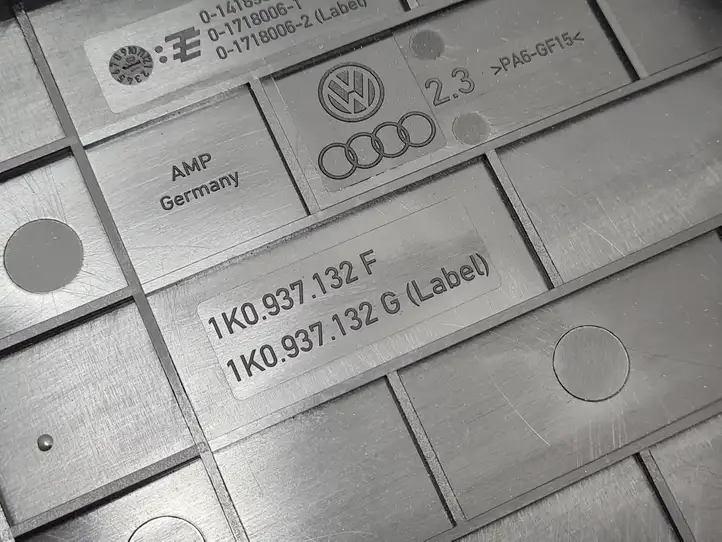 Volkswagen Caddy (2004 - 2010) 1K0937132F Крышка ящика предохранителей — фото 4