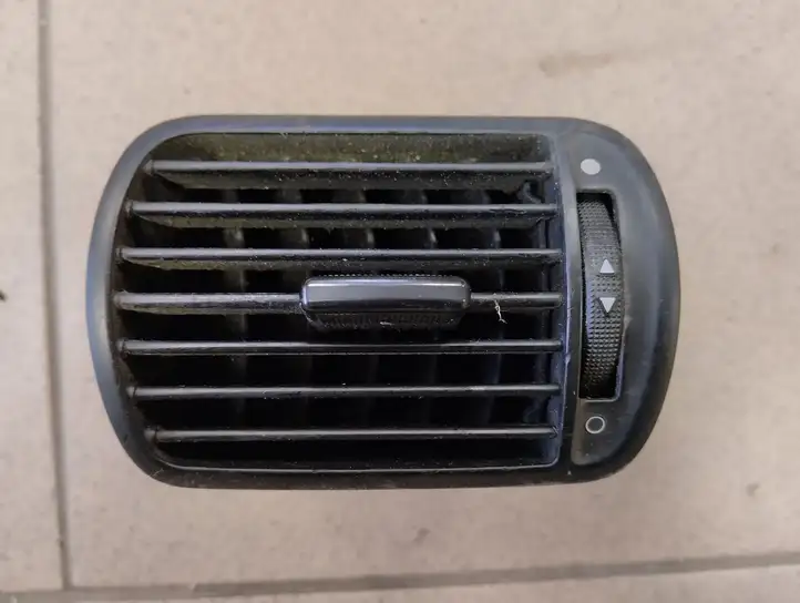 Seat Leon (1M) (1998 - 2006) 8L0820901 Боковой воздушный дефлектор — фото 1