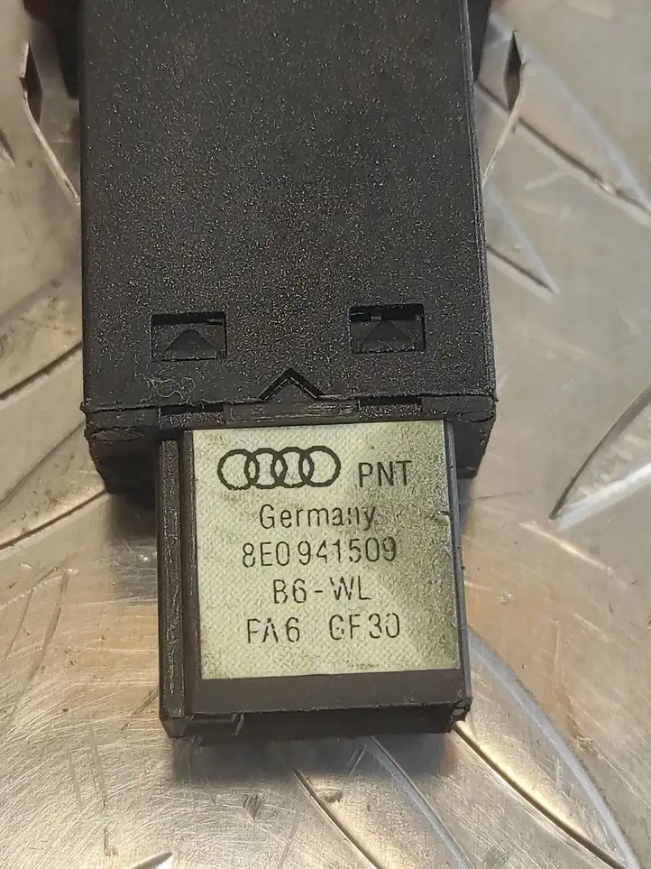 Audi A4 S4 B6 8E 8H (2000 - 2006) 8E0941509 Включатель аварийных фонарей — фото 2