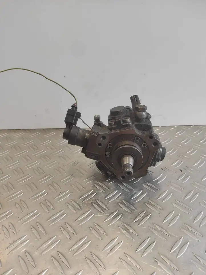 Audi A4 S4 B7 8E 8H (2004 - 2009) 059130755S Топливный насос — фото 1