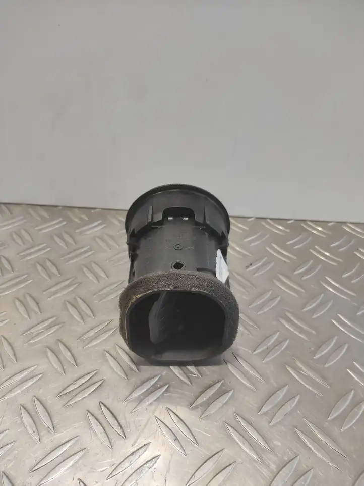 Audi A3/S3 8P (2004 - 2008) 8P0820901D Боковой воздушный дефлектор — фото 2