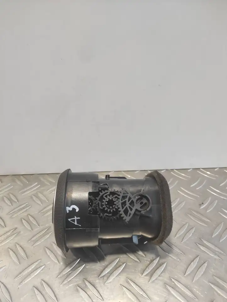 Audi A3/S3 8P (2004 - 2008) 8P0820901D Боковой воздушный дефлектор — фото 3