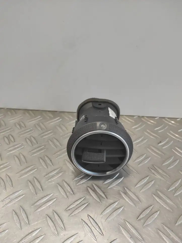 Audi A3/S3 8P (2004 - 2008) 8P0820901D Боковой воздушный дефлектор — фото 1