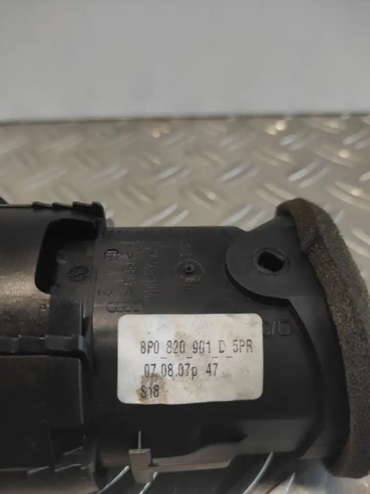 Audi A3/S3 8P (2004 - 2008) 8P0820901D Боковой воздушный дефлектор — фото 4