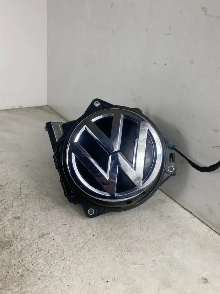 Volkswagen Golf VII (2013 - 2019) 5G9827469F Ручка багажника с камерой — фото 1