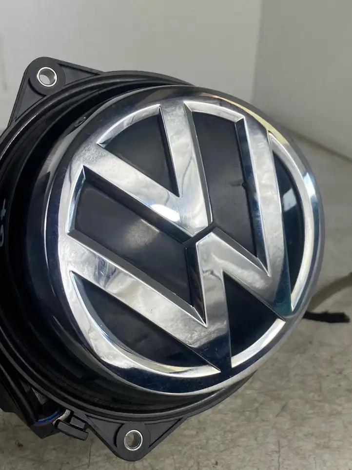 Volkswagen Golf VII (2013 - 2019) 5G9827469F Ручка багажника с камерой — фото 6