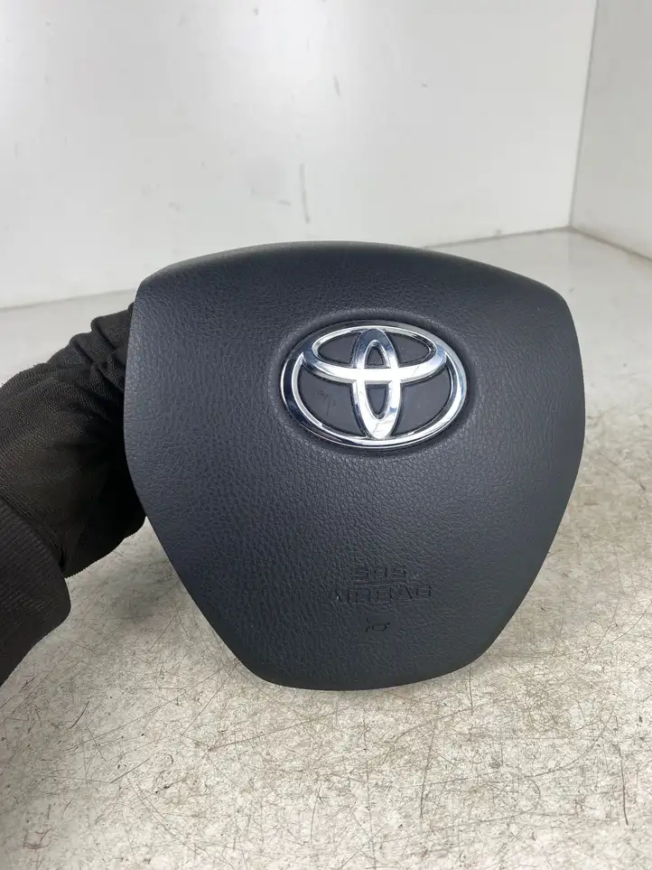 Toyota Auris E180 (2012 - 2018) 4513002450 Подушка безопасности руля — фото 1