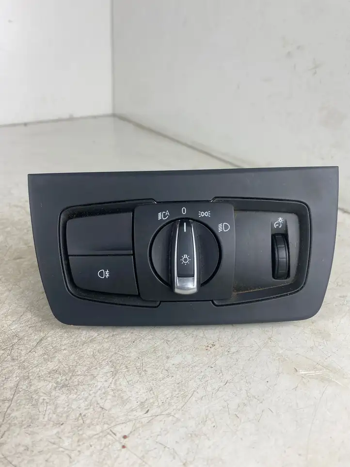 BMW 3 F30 F35 F31 (2012 - 2018) 9265299 Включатель фонарей — фото 1