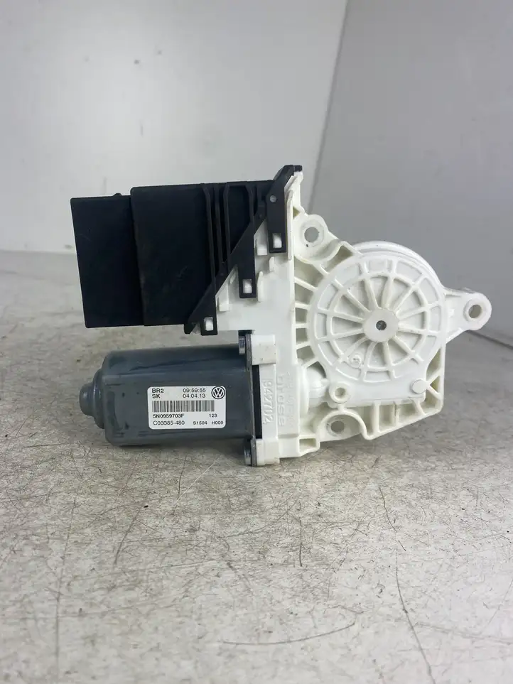 Volkswagen Tiguan (2011 - 2016) 5N0959703F Стеклоподъемник задней двери — фото 1